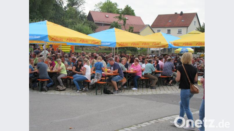 Auf dem gut gefüllten Dorfplatz in Röthenbach ging bei idealer Witterung das 32. Reuther Bürgerfest über die Bühne. ang