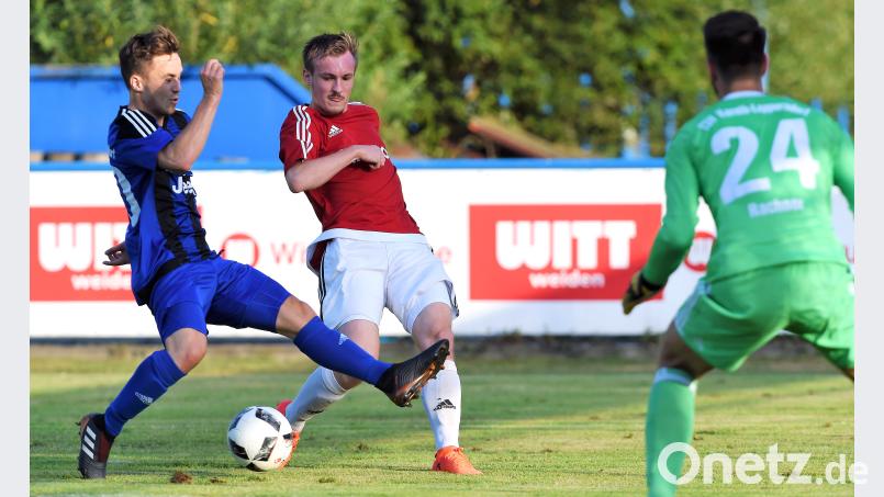 Der Etzenrichter Martin Pasieka (Mitte) taucht vor dem Karether Torwart Thomas Rachner (rechts) auf; Gästeverteidiger Marco Fehr versucht, eine Flanke zu verhindern. Büttner, Gerhard