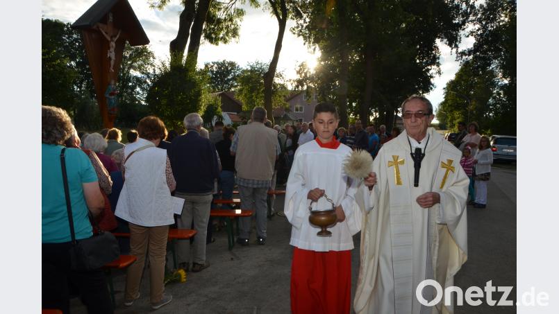 Bischöflich Geistlicher Rat, Pfarrer Alois Scherm, segnet den neugestalteten Dorfplatz mit dem neuen Glockenturm. dob