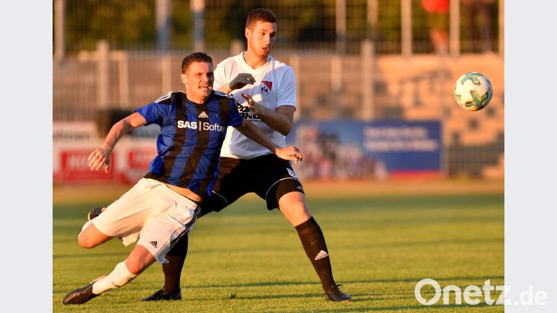 SpVgg-SV-Stürmer Josef Rodler (links) mühte sich beim 0:0 gegen den TSV Waldkirchen vergeblich in vorderster Front. Gegen den SV Neukirchen beim Heiligen Blut wollen die Weidener ihre Torflaute beenden. Alfred Schwarzmeier [