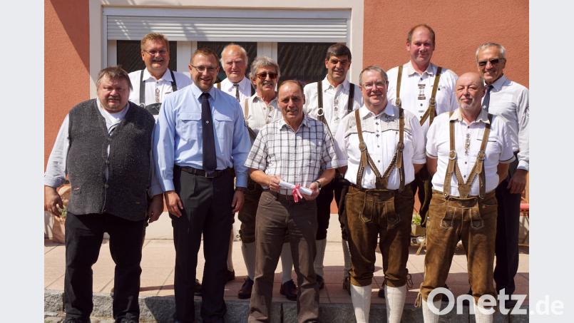 Bei der Schützengesellschaft sowie der Krieger- und Soldatenkameradschaft ist Hans Stahl (vorne Mitte) seit Jahrzehnten eine feste Größe. Abordnungen beider Vereine gratulieren ihm zum „Runden“. bkr