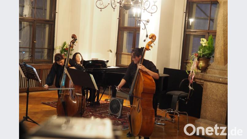 Sunhee Kim-Nußbeck am Klavier begleitet (von links) Hyo Sun Kim und Ji-Jeong Kim am Kontrabass. Siegfried Bühner