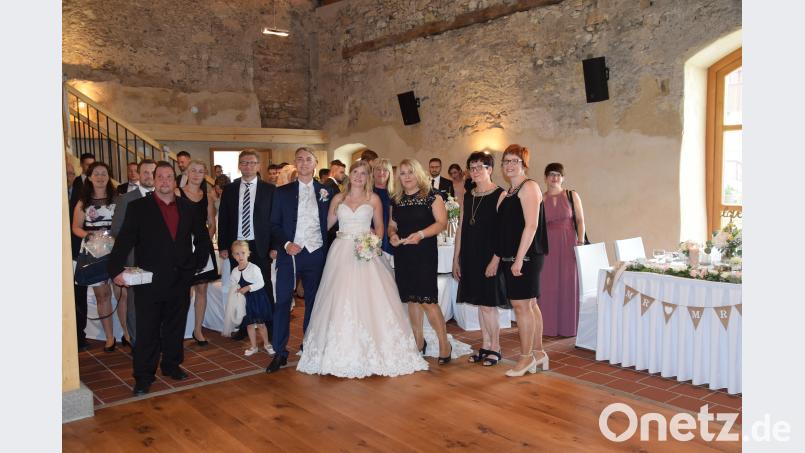 Himmlisch heiraten und Feste Feiern kann man jetzt schon im putzfrischen Schlossstadel in Schmidmühlen.
Julia und Dominik Moser aus Rieden war das erste Brautpaar. Geheiratet haben die beiden an Maria Himmelfahrt. Um die Hochzeitsgäste kümmern sich natürlich die Schmidmühlener Hochzeitsengel (rchts) bö