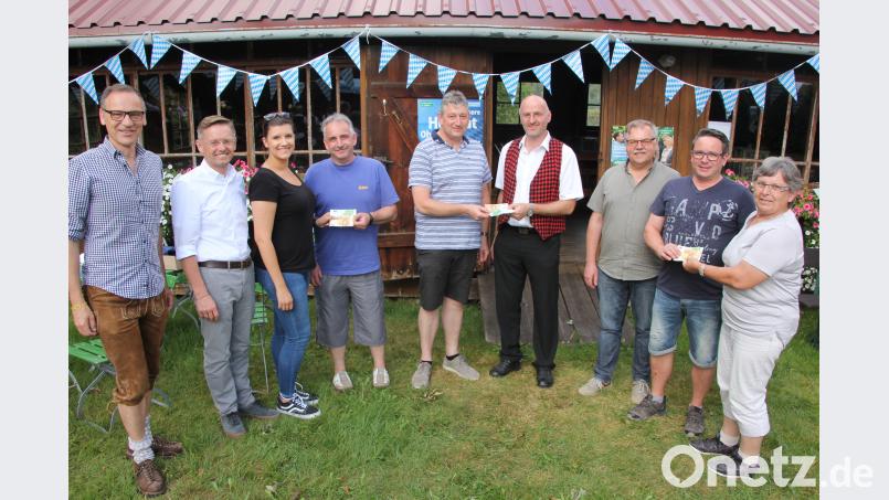 Die Spendenübergabe mit (von links) Bürgermeister Bernd Sommer, MdL Tobias Reiß, Franziska Heindl von der Jungen Union, Alexander Riedl, CSU-Ortsvorsitzendem Markus Scharnagl (CSU), Wolfgang Kunz, Franz Bartl, Peter Erl und Elli Tippmann von der Frauen-Union. kro