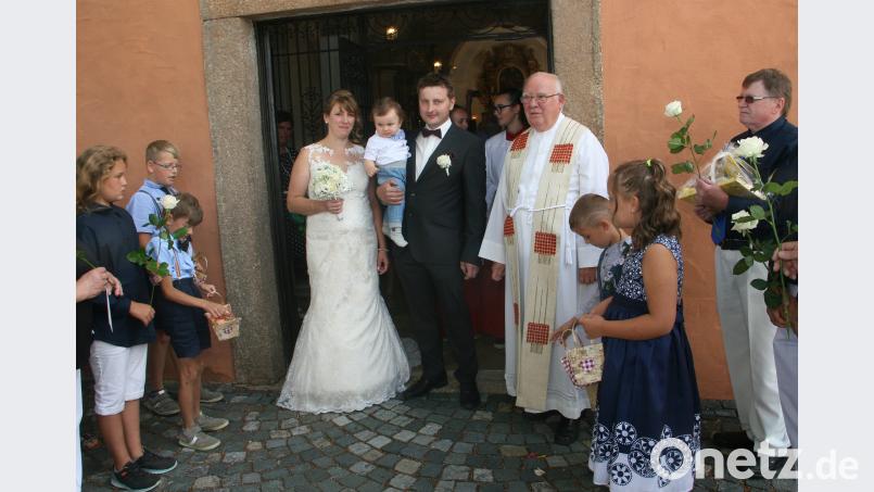 Sichtlich glücklich verließen Jasmin und Harald Gleißner, zusammen mit Söhnchen Xaver, die Kreuzbergkirche, in der sie von Ruhestandsgeistlichem Siegfried Wölfel getraut worden waren. wro
