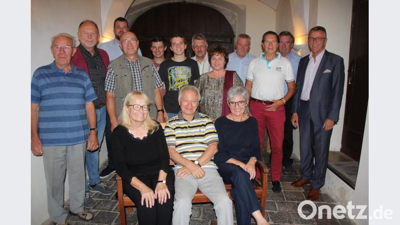 Die Protagonisten der historischen Stadtführungen von Tirschenreuth samt Autorenteam mit Marianne Stangl und Manfred Grüssner (vorne, sitzend von links). kro