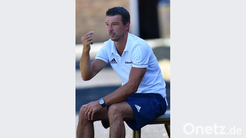 Klaus Herrmann, Trainer der TSG Weiherhammer, registriert zufrieden einen Aufwärtstrend bei seinen Spielern. A. Schwarzmeier