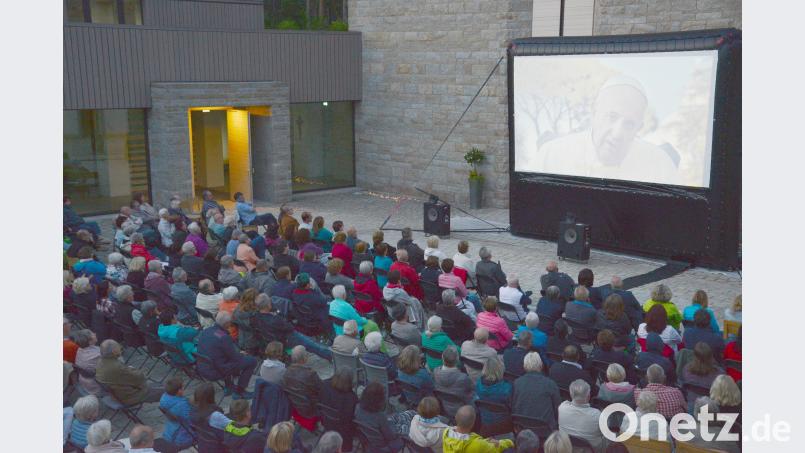 Papst Franziskus blickt von der Leinwand aufs Johannisthal. Der Besucheransturm für das Open Air ist unerwartet riesig bey