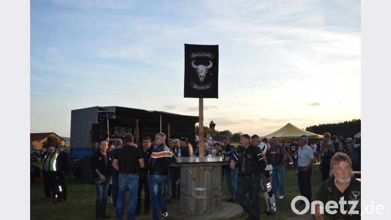 Dicht bevölkert war das Clubgelände und bis in die späten Abendstunden rollten noch Maschinen an. bej