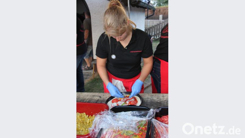 Hermannsreuther Dorf- und Backofenfest: Frisch wurden die Pizzen zubereitet. kro