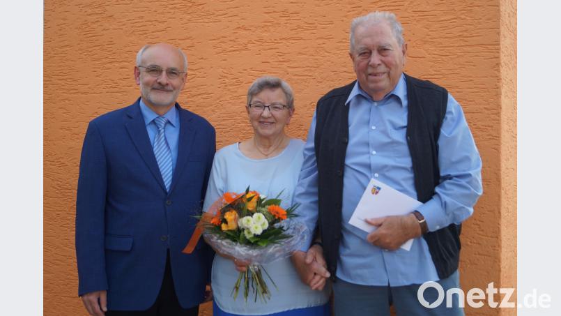Zweiter Bürgermeister Josef Robl (links) übermittelt die Glückwünsche der Gemeinde an Gisela und Josef Ruhland zum 60-jährigen Ehejubiläum. du