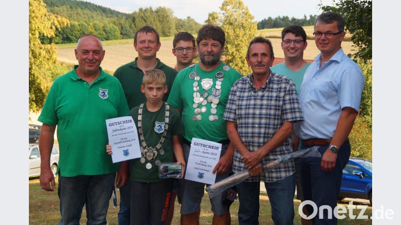 Johannes Schießl (Dritter von links) und Adolf Schönberger (Fünfter von links.) sind die diesjährigen Fischerkönige. agr