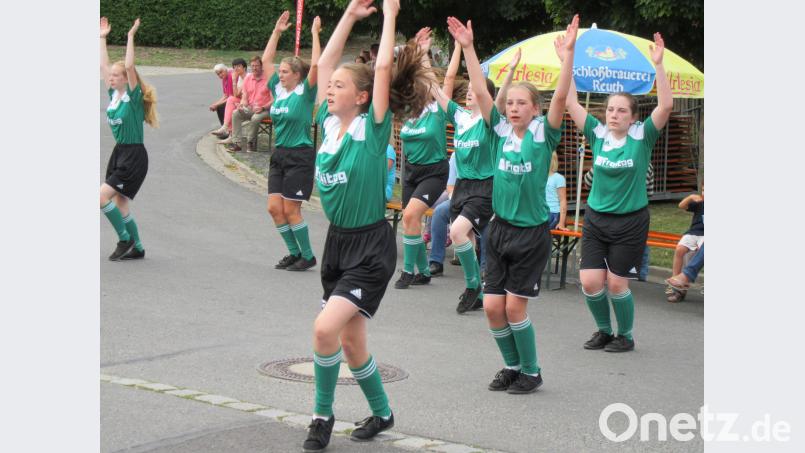 Die Nachwuchstanzformation des TSV Reuth sorgte mit einer Fußball-Choreographie für einen charmanten Höhepunkt des Festes. ang