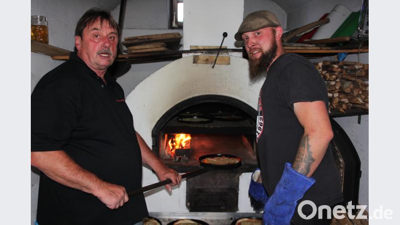 Hermannsreuther Dorf- und Backofenfest: Lecker, frische Pizzen aus dem Dorfbackofen. kro