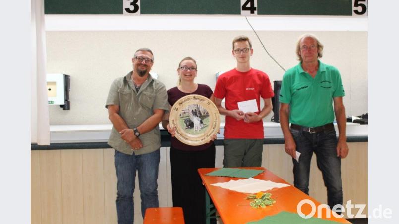 Den Machtwechsel vollziehen (von links) der Vorjahressieger und Scheibenspender Michael Aulinger, die neue Birgland-Königin Martina Rupp, ihr 2. Ritter Christian Knarr und Sportleiter Ernst Kölbel. Es fehlt der 1. Ritter Roland Pickel. sis