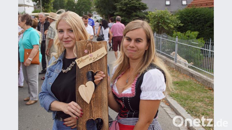 "Dahoam is Dahoam" - Gerne zeigten diese Besucherinnen ihr Mitbringsel von der Kirwa in Stadlern. mmj