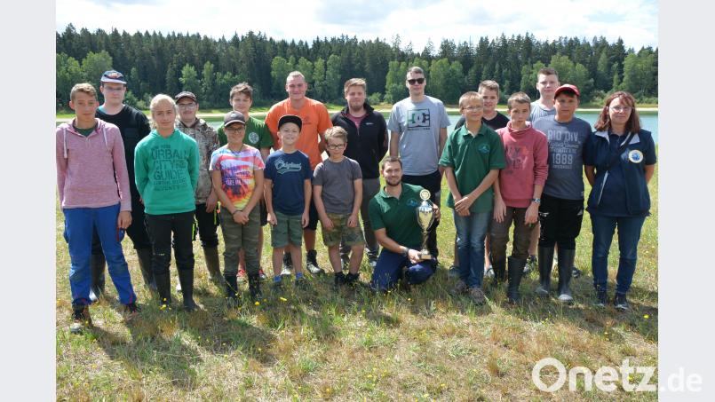 Die Tirschenreuther Jugendleiterin Anita Köppl (rechts) nahm die Siegerehrung im Jugendangeln vor, der am Samstag am Liebenstein-Stausee ausgetragen wurde. Sieger wurde die Mannschaft aus Wiesau, sie erhielten den Wanderpokal, vor dem Nachwuchs aus Reuth und Tirschenreuth. jr