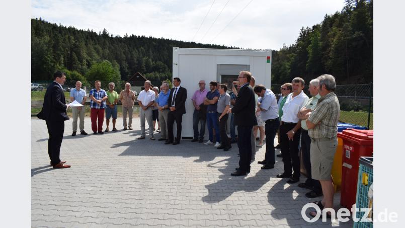 Im Beisein zahlreicher Gäste eröffnete Bürgermeister Martin Schwandner den neuen Recyclinghof, der den gestellten Anforderungen genügt. bnr