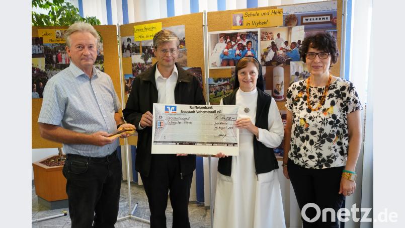 Franz Wittmann, Pfarrer Norbert Götz, Schwester Diane Schraml und Monika Weig (von links) bei der Scheckübergabe. fvo