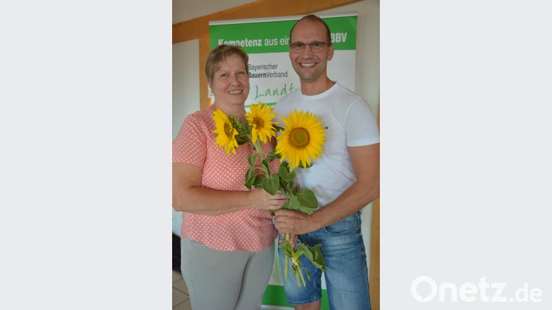 Stellvertretend für alle Ortsbäuerinnen dankte Kreisbauernobmann Ely Eibisch Kreisbäuerin Irmgard Zintl für ihre engagierte Arbeit mit einer Sonnenblume. Bei einer Arbeitsbesprechung besprachen die Ortsbäuerinnen das Programm für das Winterhalbjahr 2018/2019. jr