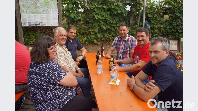 Gerne setzt man sich auf der Kirwa zum Plaudern zusammen. mmj