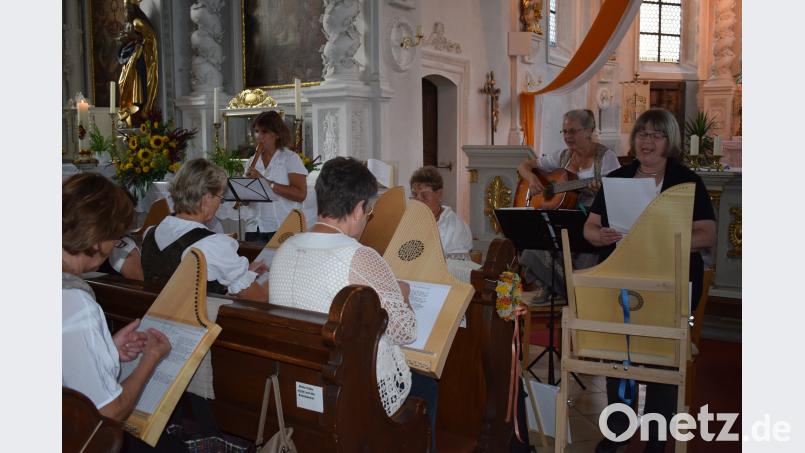 Wie geschaffen für ein Marienlob ist das Klangbild der Veeharfe. Die zehn Frauen des "Veeh-Harfen-Klang" verzauberten die Zuhörer. bnr