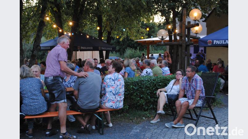 Gemütliche Stimmung im Biergarten in der Freizeitanlage. gag