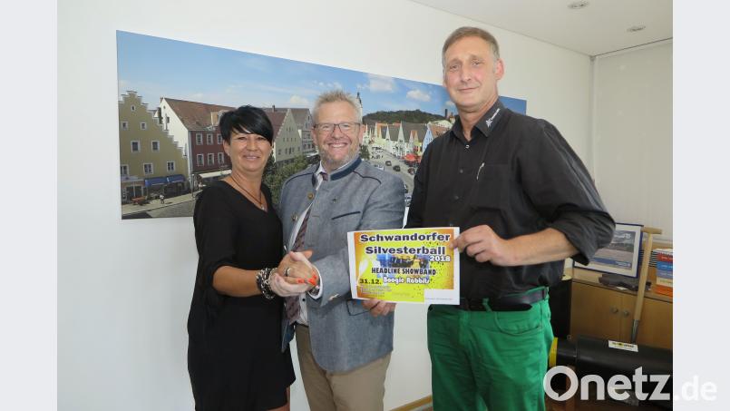 Geschäftsführer Jens Metsch (rechts) und Kundenmanagerin Claudia Stöckl (links) werben mit OB Andreas Feller (Mitte) für den Silvesterball 2018 in der Oberpfalzhalle. Hirsch