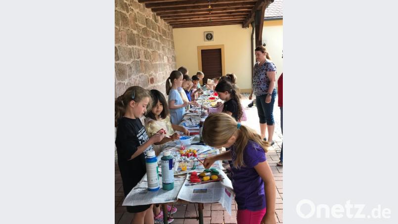 Mit großer Begeisterung und Ideenreichtum gestalten die Kinder bunte Bilder mit Steinen. rpp