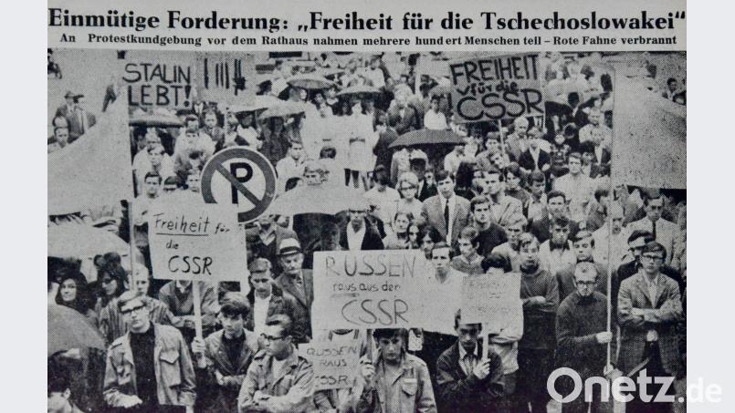 Vereint im Protest: Hunderte von Bürgern beteiligten sich am 23. August 1968 in Weiden an der Demonstration gegen den Einmarsch in der Tschechoslowakei. Mit dabei auch der spätere Kulturamtsleiter Bernhard M. Baron (vordere Reihe mit Brille und verschränkten Armen), der in den Folgejahren enge Kontakte zu Schriftstellern aus dem Nachbarland auf- und ausbaute. Wilck