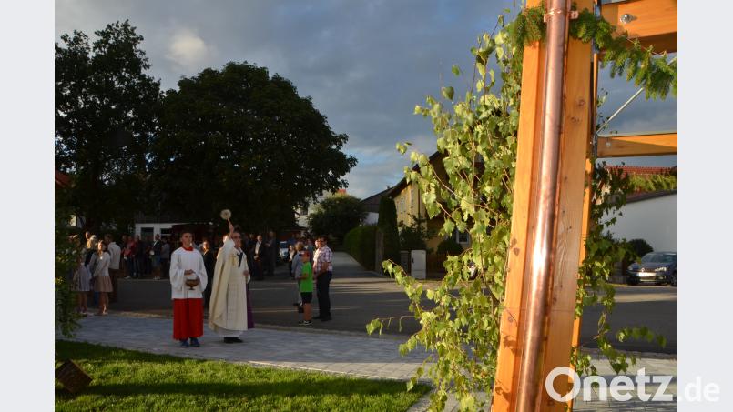 Bischöflich Geistlicher Rat, Pfarrer Alois Scherm, segnet den neugestalteten Dorfplatz mit dem neuen Glockenturm. dob
