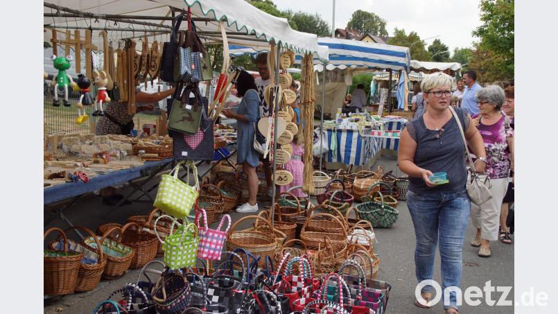 Als Einkaufsmeile präsentierte sich die Hauptstraße im Grenzort am Frauentag. mmj