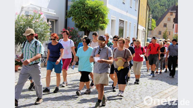 Pfarrer Mattus Jose (rechts) begleitete die Wallfahrer nach dem Pilgersegen von der Pfarrkirche zum Rathaus. bjo