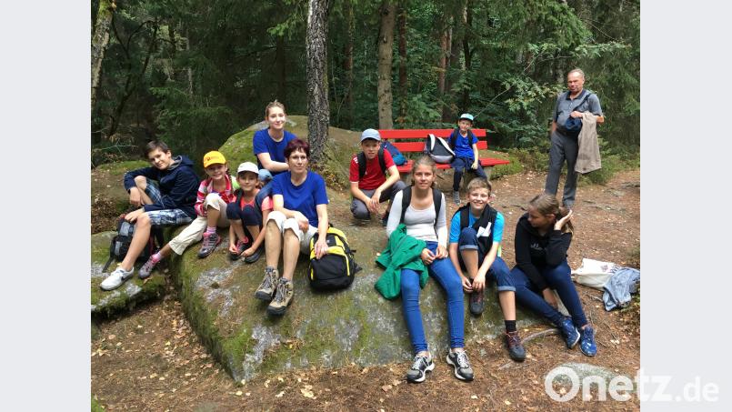 Bei der Lerautalwanderung erleben die Kinder beim Ferienprogramm des Kreisjugendring unter dem Motto "Unterwegs mit Wanderschuhen" Mythen und Geschichten. Die Luft schmeckt nach Erde, der Wind summt eine herrliche Melodie und die Teilnehmer haben ihre helle Freude. dob