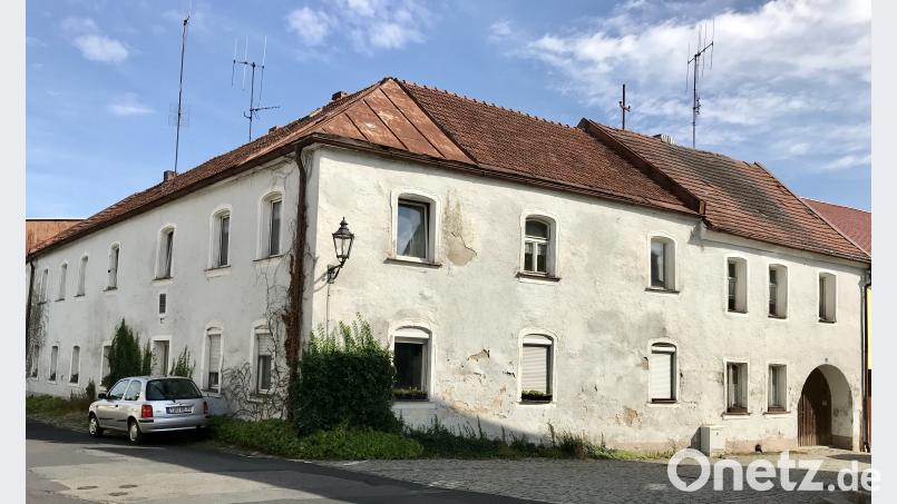 Die Stadt Bärnau würdigte ihren bedeutenden Sohn, Bischof und Professor Dr. Dr. Ignatius Senestrey durch die Bennenung einer Straße. Gut anstehen würde dem derzeit leer stehenden Geburtshaus eine hervorgehoben Stellung im Rahmen einer Altstadtsanierung. cr