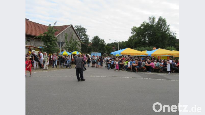 Auf dem gut gefüllten Dorfplatz in Röthenbach ging bei idealer Witterung das 32. Reuther Bürgerfest über die Bühne. ang