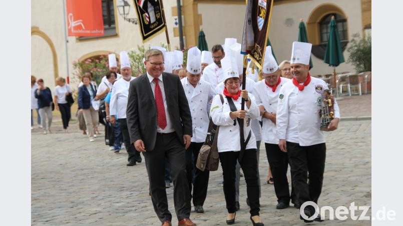 Vor der Laurentiusmesse des Clubs der Amberger Köche geht es vom Maxplatz in einem Kirchenzug mit Köchen aus ganz Bayern zur Schulkirche. Bild: ads