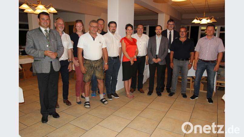 Die kommunalpolitische Vereinigung der CSU im Landkreis wird in Zukunft von Alexander Ried (Vierter von rechts) aus Oberviechtach geführt. Unser Bild zeigt ihn gemeinsam mit seiner Führungsmannschaft und den Ehrengästen der Kreisversammlung. Bild: ral