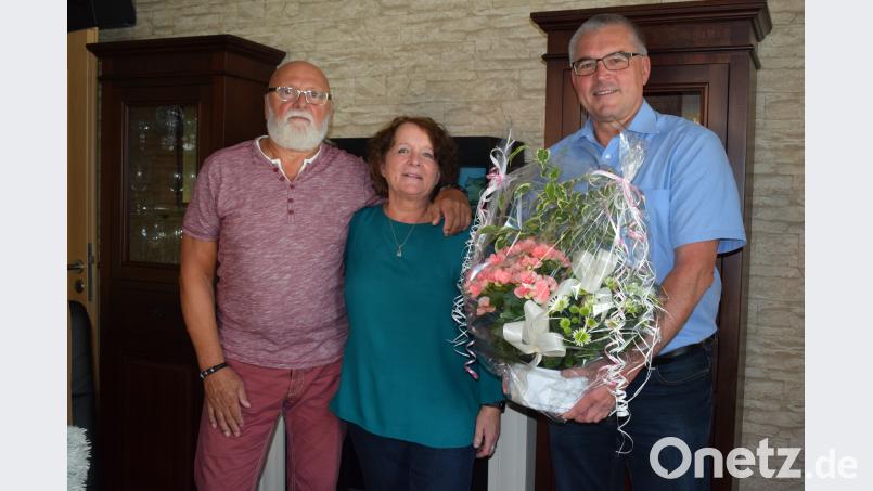 Das Fest der Goldenen Hochzeit konnten Marion und Steffen Unger feiern. Bürgermeister Richard Tischler (rechts) überbrachte die Glückwünsche der Stadt Pfreimd. bnr