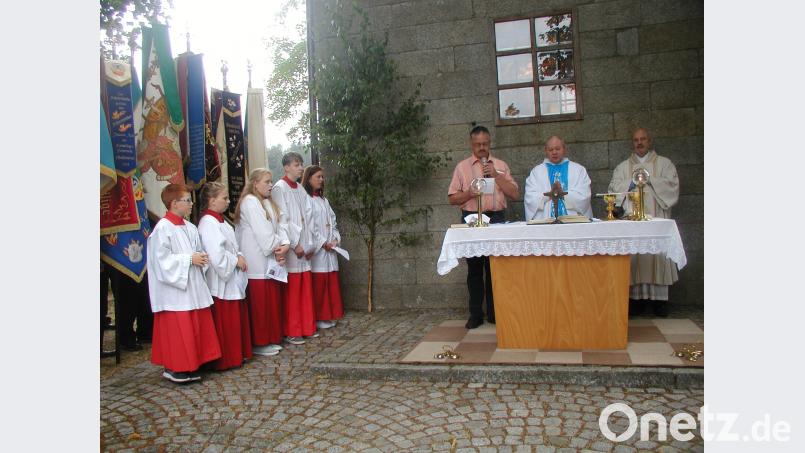 Feldgottesdienst mit Dekan Pfarrer, Mitte, Diakon Franz Lautenbacher, rechts, und Lektor Johannes Schinner, links gis