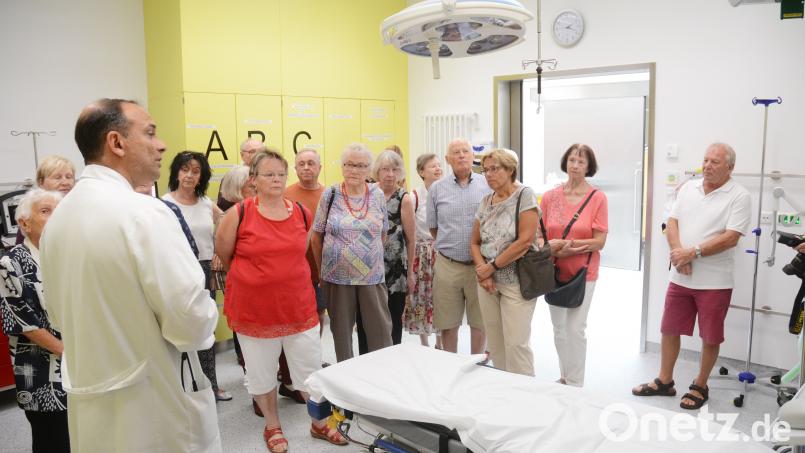 Der kommissarische Leiter der Notaufnahme, Roman Vijenayake, erklärt den Aufbau der neuen Zentralen Notaufnahme, die Modellcharakter für andere Kliniken hat. gsb