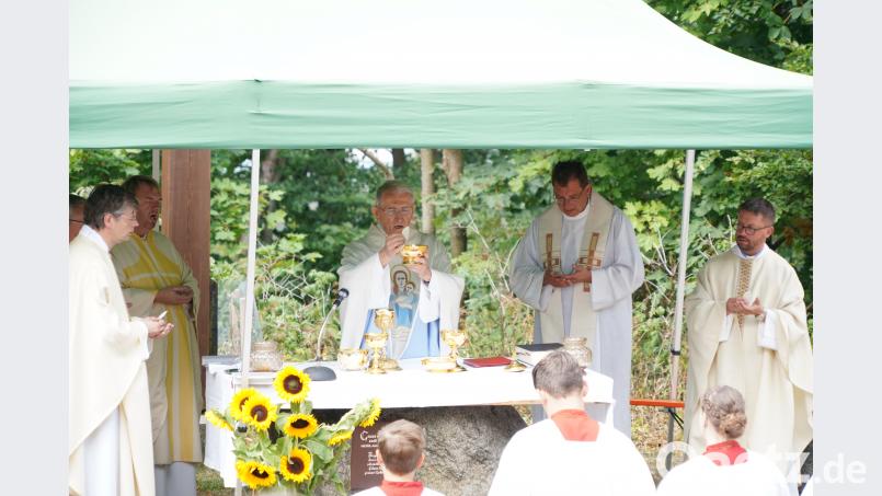 Als Hauptzelebrant feiert BGR Pfarrer Andreas Renner (Mitte) beim Großen Frauentag auf den Fahrenberg den Festgottesdienst und gleichzeitig sein 60-jähriges Priesterjubiläum. fvo