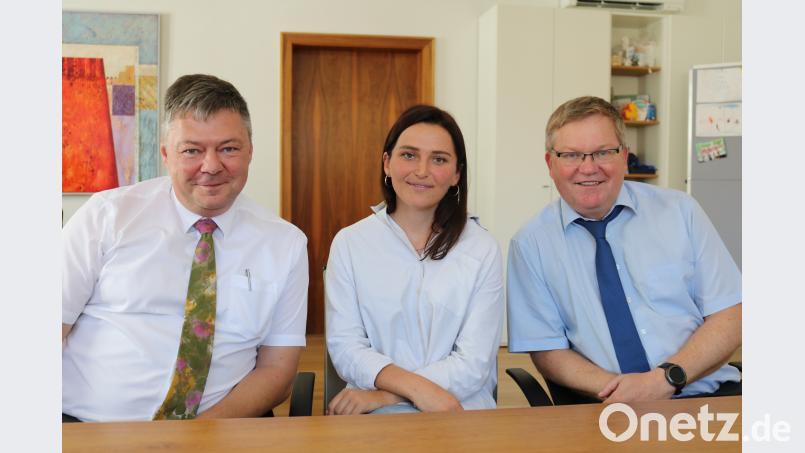 Gewerbebau-Geschäftsführer Karlheinz Brandelik (links) und Oberbürgermeister Michael Cerny stellen Verena Fitzgerald vor. Die 25-Jährige ist seit August als Wirtschaftsförderin Altstadt bei der Gewerbebau angestellt. Sie soll die Schnittstelle zwischen Einzelhändlern und der Stadtverwaltung bilden. Das Ziel: eine schöne, belebte Innenstadt. wih