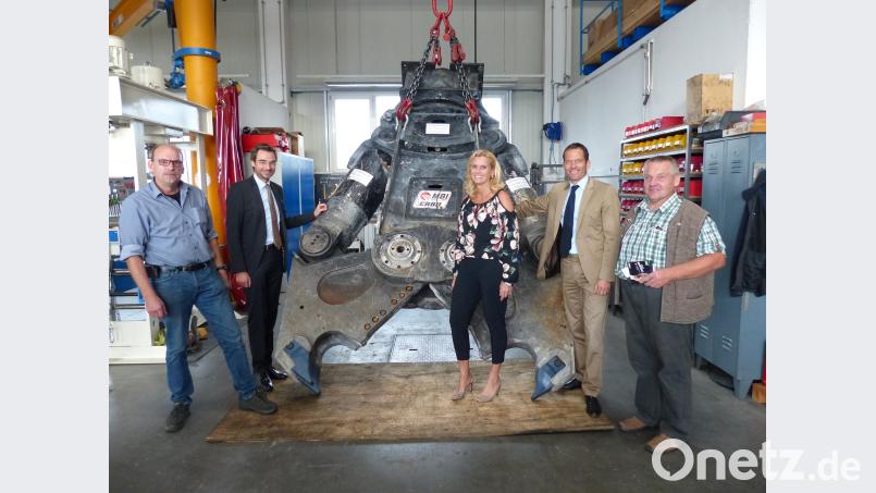 Von der Kraft solcher Schrottzangen sind CSU-Politiker beeindruckt. Dabei ist das gar nicht sein stärkstes Gerät, erklärt Johann Paulus (links) seinen Besuchern Johann Kick, Albert Rupprecht, Andrea Lang und Stephan Oetzinger (von rechts). hme