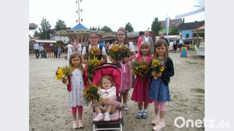 Stolz sind die hübschen Mädchen auf die duftenden Blumen- und Kräutersträuße, die sie nach der Weihe zum Trocknen nach Hause trugen. Sie sollen vor Unwetter und Unglück in Haus und Hof schützen. gis