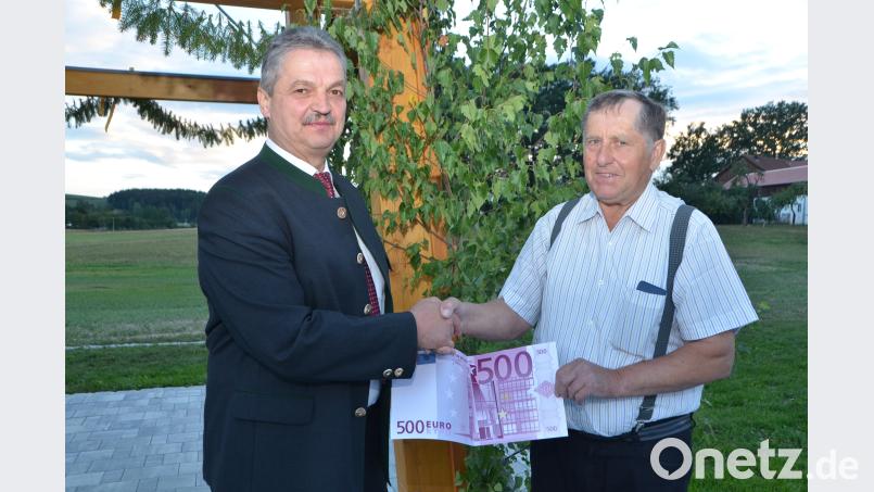 Bürgermeister Andreas Wutzlhofer (links) kommt zur offiziellen Dorfplatzübergabe in Unterlind nicht mit leeren Taschen. Das freut insbesondere den Initiator und Dorfsprecher Alfred Uschold. dob