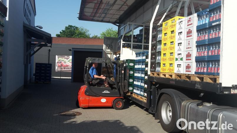 Michael Gebhard, Inhaber von Getränke Gebhard in Oberviechtach, beim Entladen einer Getränkelieferung. pjom