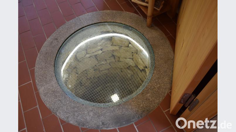 Bei den umfangreichen Sanierungsarbeiten wurde auch ein alter Brunnen entdeckt. Mit Bruchsteinen sauber hochgezogen, beleuchtet und mit einer Glasplatte versehen ist er einer der besonderen Hingucker im Haus. bö