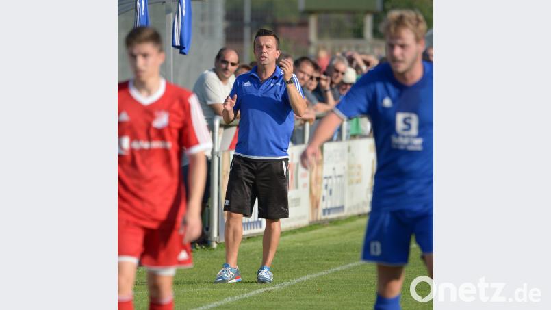 Martin Kratzer (Mitte), der Trainer des SV Raigering, hat seine Philosophie: &quot;Wenn man das Risiko scheut, braucht man im Fußball gar nicht erst antreten.“ ref