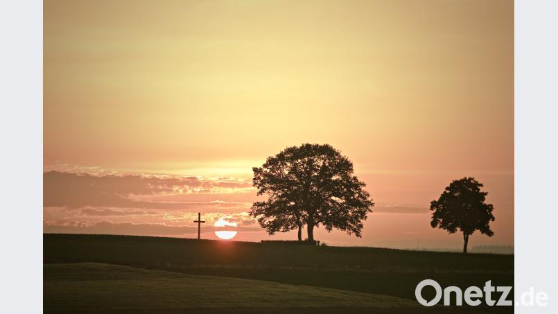Sonne zwischen Kreuz und Eiche idu